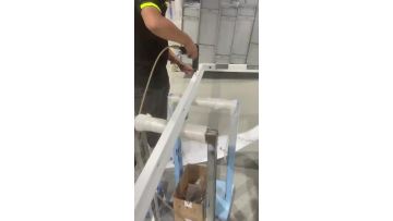 The packing process of the door frame