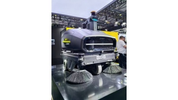 The new intelligent sweeping robot developed by our factory is sweeping the garbage by the roadside.