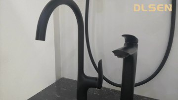 Contemporary Fashion Black Copper Kitchen Faucet Hot Cold Water Kitchen Mixer Taps for Farm House1