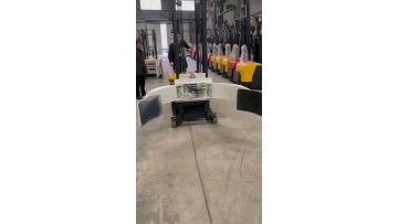 Balanced counterweight type front and rear flipping bagging machine