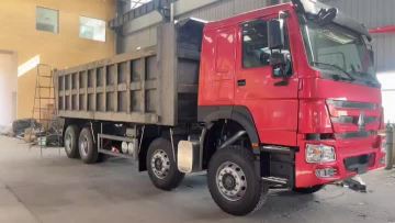 Rear double axle dump truck