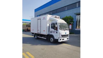Premium Quality Yantai 4X2 4.2m Automatic Refrigerated Van Truck1