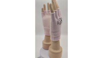 Knitted gloves
