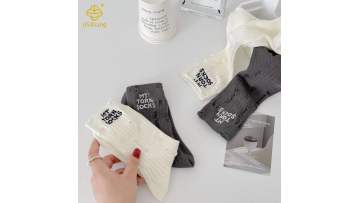 Korean version of beggar with holes, embroidered letters, mid tube socks