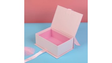 magnetic box with ribbon 
