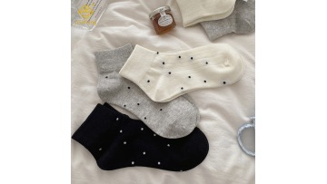 Korean version of polka dot mid tube socks ins with simple mesh and breathability