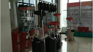 Movable car wheel and engine oil extractor drain1