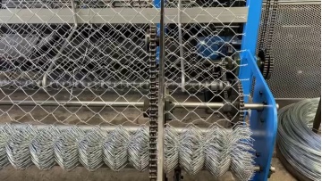 3 m Fast and easy operating single wire fully automatic chain link fence making machine1