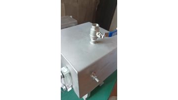 Rail passenger car wiper water tank