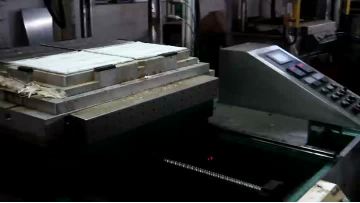 move-out hot press machine is shaping