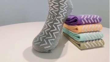 Yiqing shu logo custom factory delivery dubai hospital family use non-slip socks1