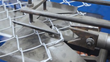 Good Quality Cyclone Diamond Galvanized Wire Mesh Chain Link Fence1