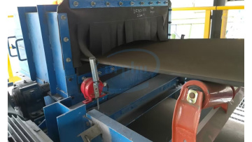 Conveyor belt misalignment switch