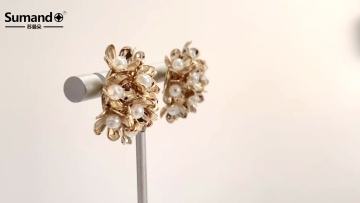 Sumando 2022 new fashion women gold stud pearl flower earrings1