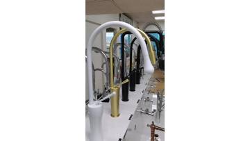 Single-handle brushed gold kitchen sink mixer faucet.mp4