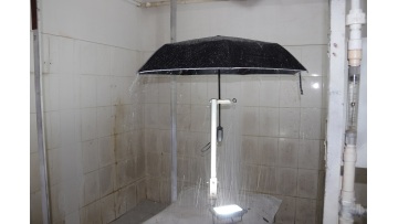 Water Drops Slide Off Rapidly During Umbrella Waterproof Test