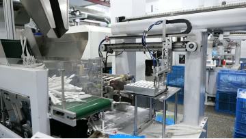 Automatic feeder and manipulator for vertical injection moulding machine