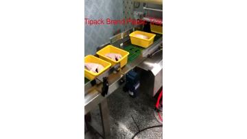 using map tray to package chickens