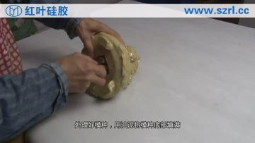 Real photos of golden toad silicone mold production, with clear replication of details