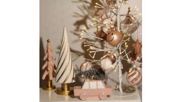 Gather around this enchanting Christmas vie