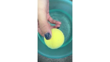 The double-color bath salts ball. What color will it be when blue and yellow are mixed together? Come and have a look together!