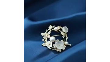 Pearl flower round brooch