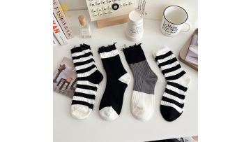 Black and white striped hole beggar socks, middle tube ins pile socks
