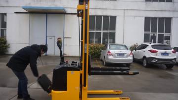 customized fully economic 1ton 5m electric pallet stacker1