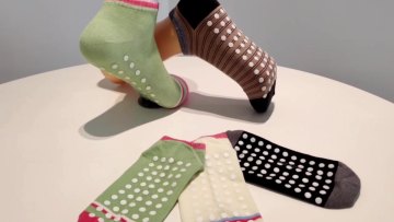 Wholesale Anti-slip Socks Custom Logo Trampoline Park Grip Socks1