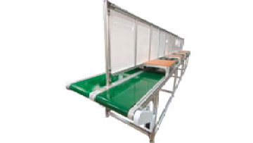 Belt conveyor with baffle