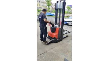 Toyota Electric Pallet Stacker