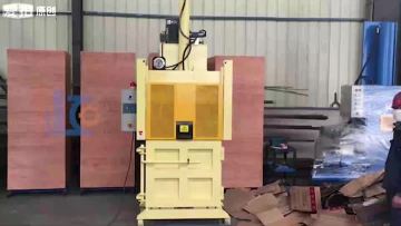 Vertical feeding door up to feeding