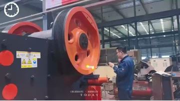 Щековая дробилка «Дапэн» проходит проверку перед отгрузкой.