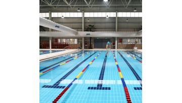 What are the advantages of fabric air ducts used in swimming pools?