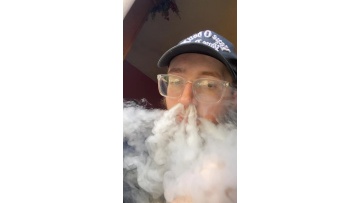 GUNNPOD Disposable Vape Pen's Package and Using