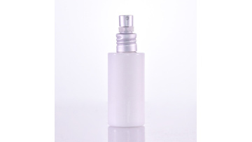 Flat shoulders glass bottle with sliver sprayer