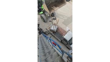 Replacement of wear-resistant parts for the main unit of the concrete mixing plant