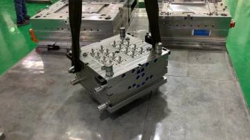 Customized idler shaft bearing cap 16 cavities hot runner into gate  plastic mold making injection moulds1