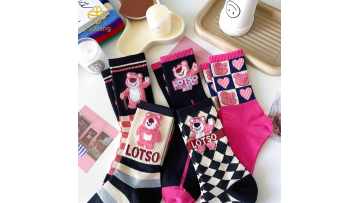 Korean version of Strawberry bear checkerboard pink letter pile socks