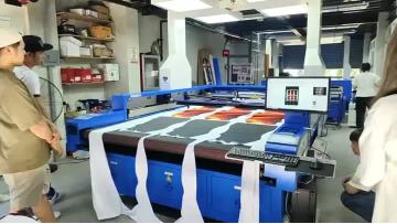 Laser cutting machine for garment processing