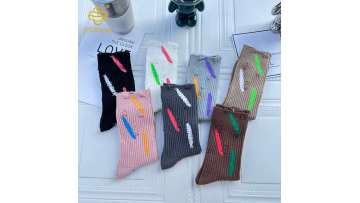 European and American beggar socks splashed with ink graffiti, holes torn, tube socks piled up, socks piled up