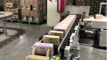 The Customized big size continuous motion side sealer FL-5580TBJ works with turn-over device and sorting conveyor to pack tissue boxes with POF film.