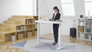 Height adjustable computer Desk.mp4