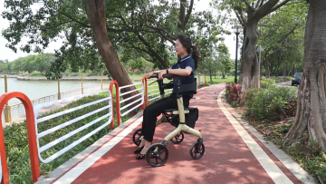 Heavy Duty 200kgs Capacity Adjustable Sturdy Medical Care Walker Rollator for Elderly1