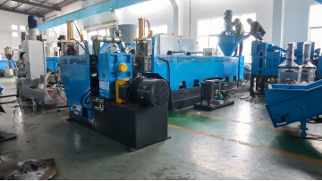 vertical force feeder pelletizing line