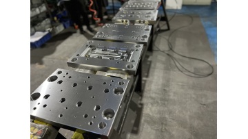 Precision multi-cavity mold base (1)