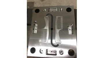 Comb mold with injection molding machine 