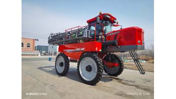 self-propelled boom sprayer