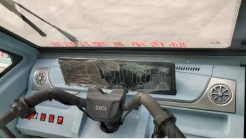 Three-door pickup truck2