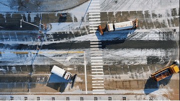 Snow brushes and snow plows work in coordination to clear snow and break ice, paving the way for residents' travel.